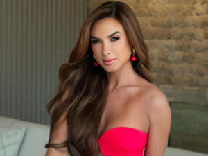 eBsYbO00-Nicole-Bahls-3.jpg